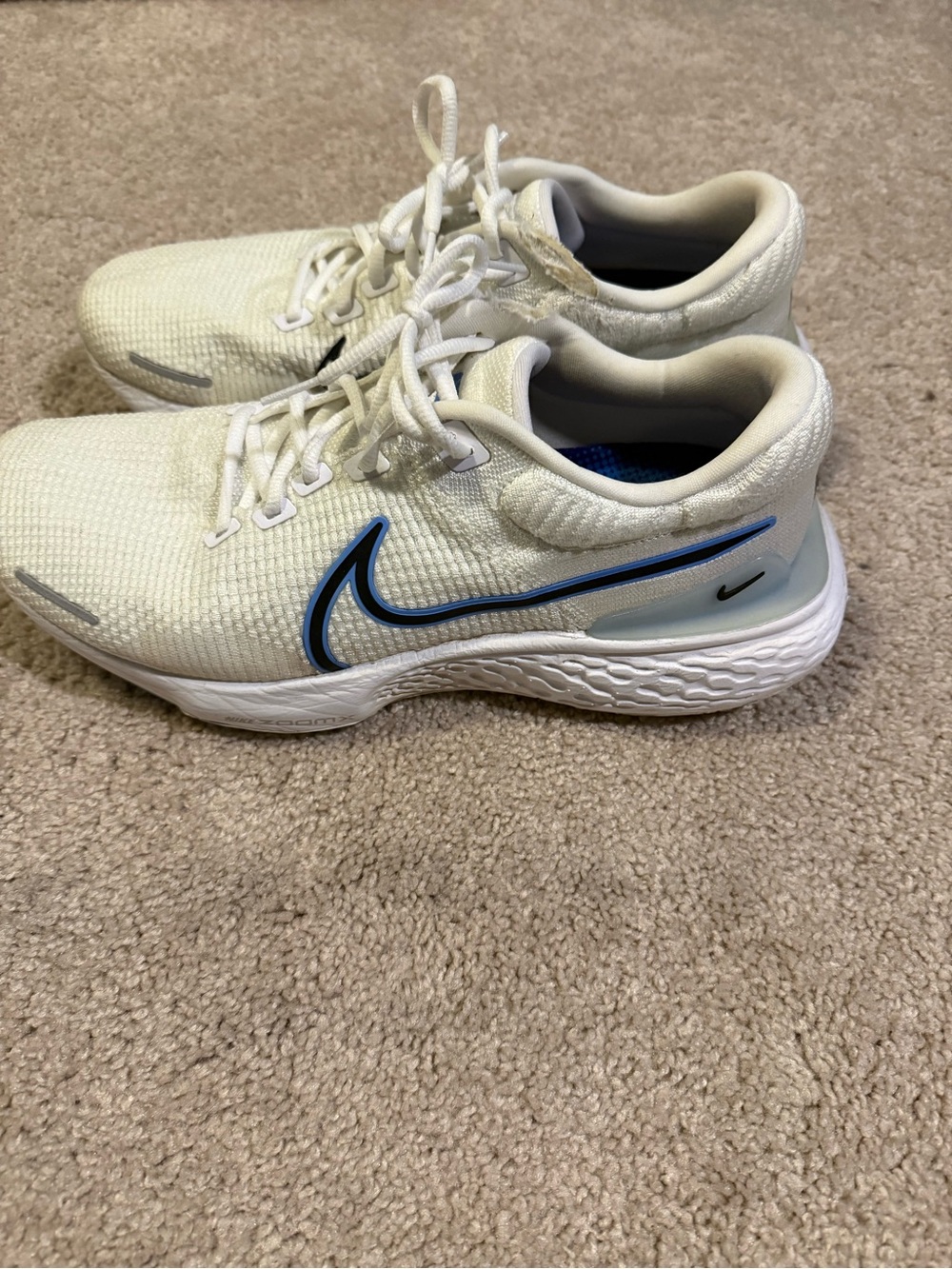 Nike White Running Sneakers with Blue Accent